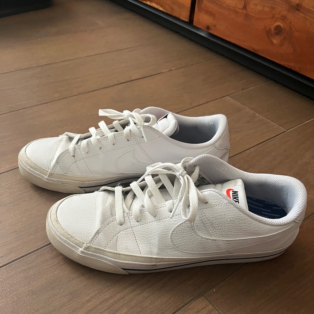 Nike men’s size 10.5, white sneakers